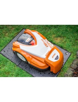 STIHL iMOW RMI 422 en estación de carga