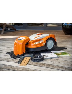 STIHL iMOW RMI 422 con estación de carga y accesorios